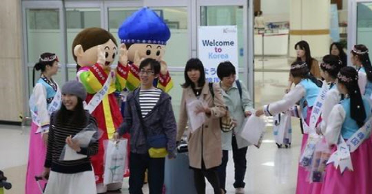 김포공항에 입국하는 일본인 관광객. <연합뉴스>